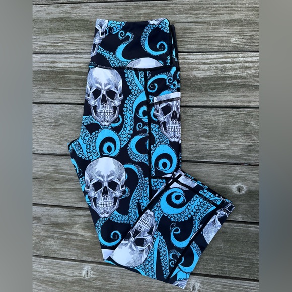 CVG Capri Leggings ✨✨ Kracken 🐙 ☠️ Size Small - Picture 1 of 2